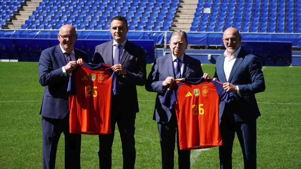 Cuatro representantes muestran camisetas de España durante la presentación del partido en el Carlos Tartiere.