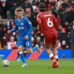 Pascal Gross avanza por el centro durante el Liverpool-Brighton en Anfield