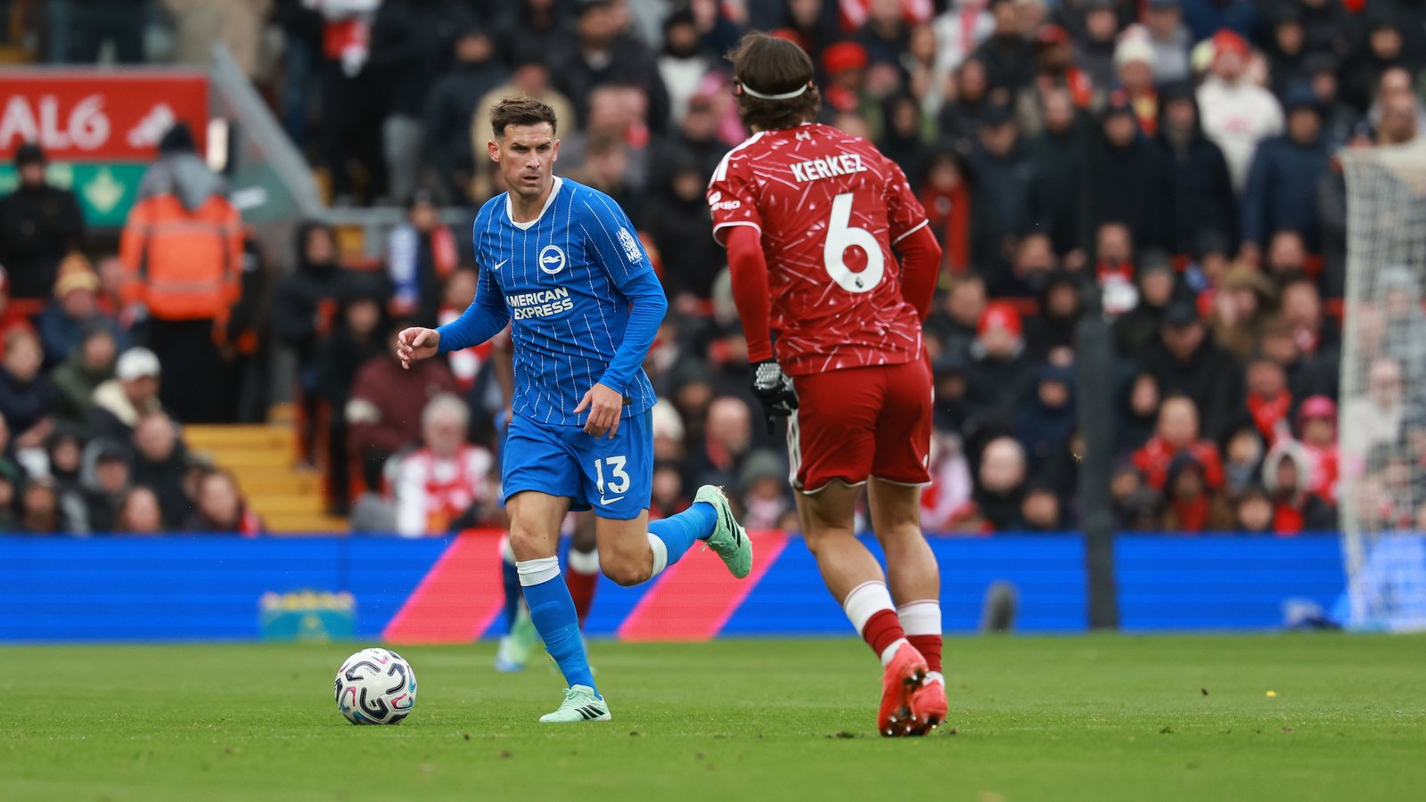 Pascal Gross avanza por el centro durante el Liverpool-Brighton en Anfield